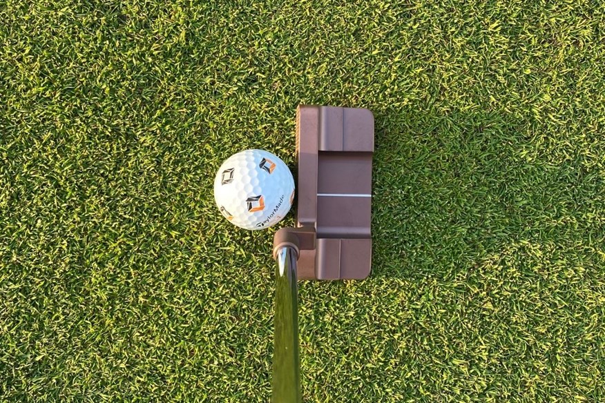 The Bettinardi Queen B 8 putter frames the golf ball incredibly well 